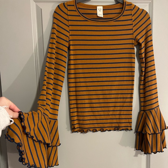 Free people shirt! Stretchy and comfortable with a cute sleeve. Can fit xs-m - Picture 2 of 2